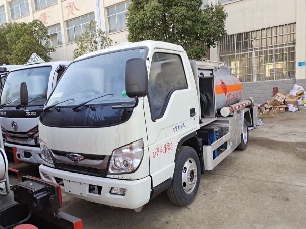 成龍威福田小卡藍(lán)牌油罐車 成龍威福田小卡藍(lán)牌油罐車
