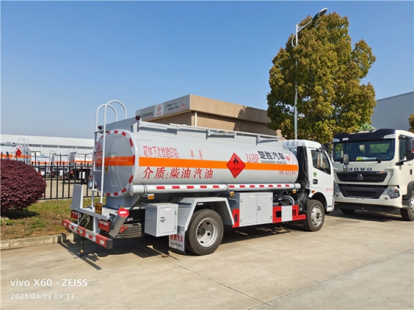 9.75東風(fēng)福瑞卡油罐車 9.75東風(fēng)福瑞卡油罐車