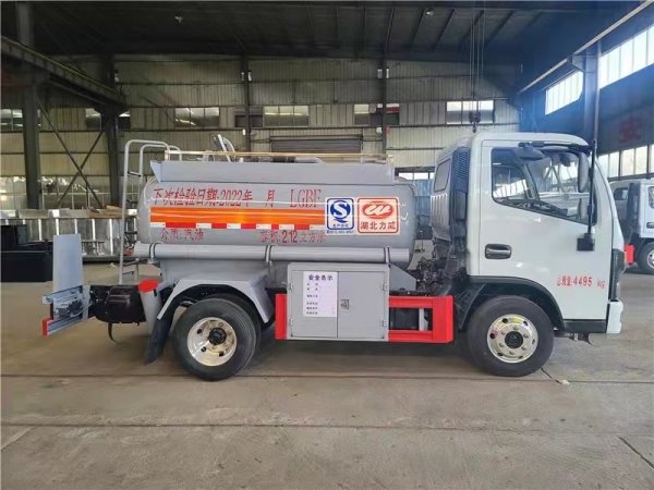東風(fēng)藍(lán)牌2噸油罐車(chē) 東風(fēng)藍(lán)牌2噸油罐車(chē)