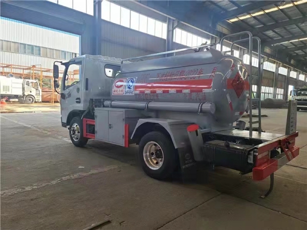 東風(fēng)藍(lán)牌2噸油罐車(chē) 東風(fēng)藍(lán)牌2噸油罐車(chē)