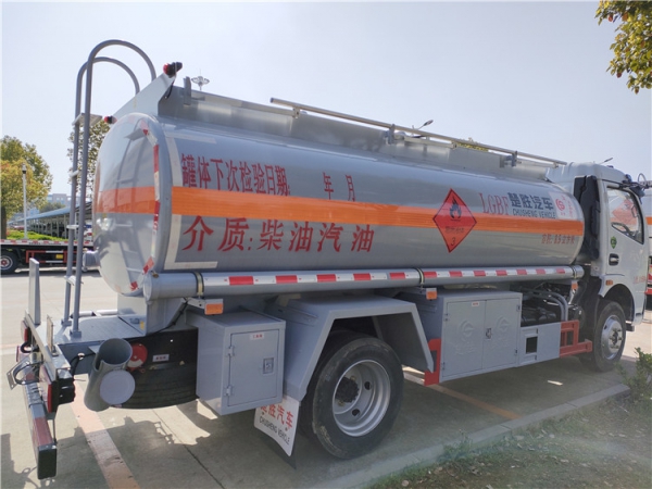 9.75東風(fēng)福瑞卡油罐車 9.75東風(fēng)福瑞卡油罐車