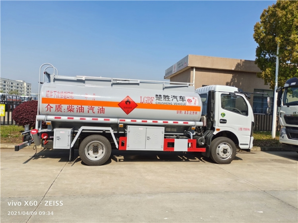 9.75東風(fēng)福瑞卡油罐車 9.75東風(fēng)福瑞卡油罐車