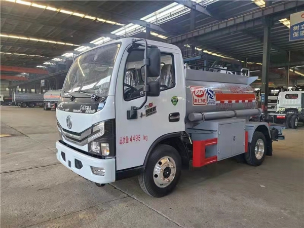 東風(fēng)藍(lán)牌2噸油罐車(chē) 東風(fēng)藍(lán)牌2噸油罐車(chē)