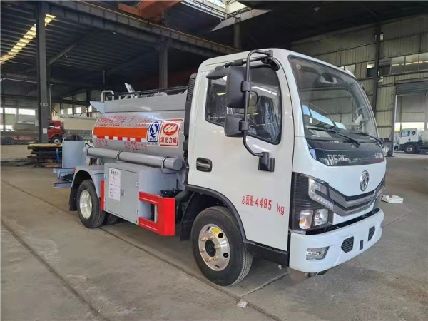 東風(fēng)藍(lán)牌2噸油罐車(chē) 東風(fēng)藍(lán)牌2噸油罐車(chē)