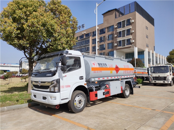 9.75東風(fēng)福瑞卡油罐車 9.75東風(fēng)福瑞卡油罐車