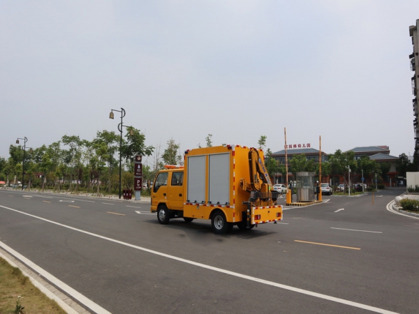 五十鈴帶吊救險車 五十鈴帶吊救險車