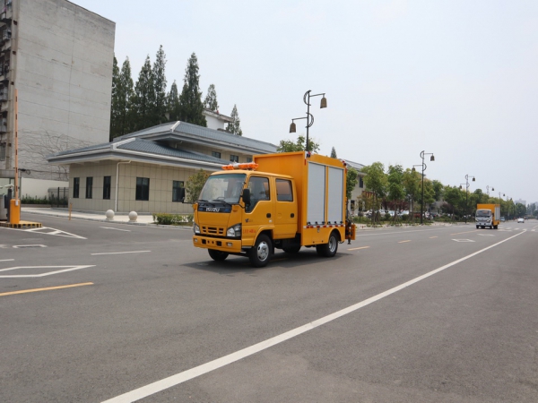 五十鈴帶吊救險車 五十鈴帶吊救險車